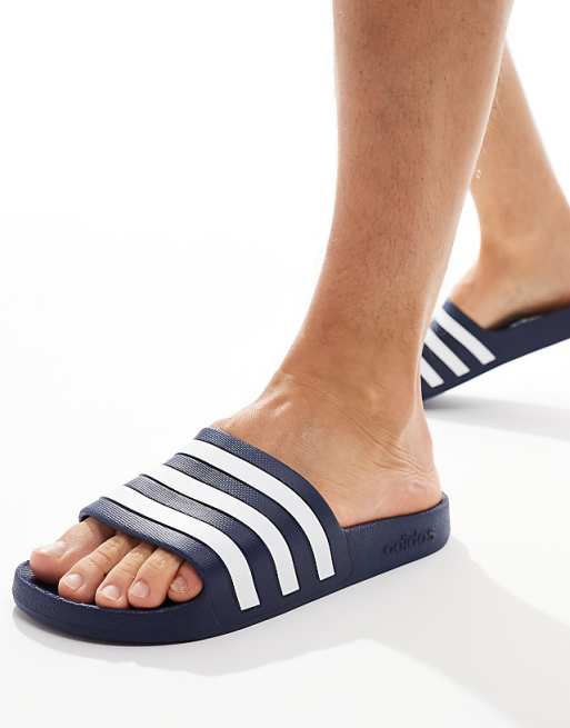 adidas Swim - Adilette - Claquettes à bandes blanches - Bleu marine