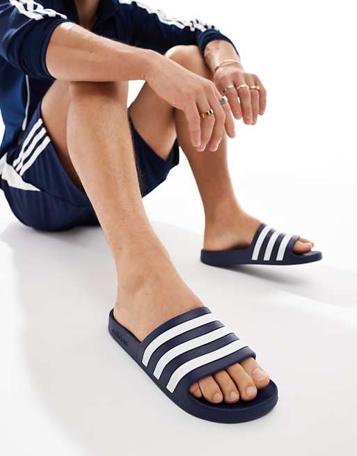 adidas Swim - Adilette - Claquettes à bandes blanches - Bleu marine